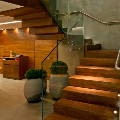 Escadas de Madeira — Estilo e requinte.